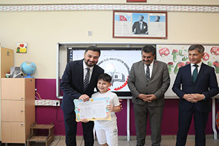 BAŞKAN ÖZTEKİN ÖĞRENCİLERİN KARNE HEYECANINA ORTAK OLDU